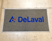 Limpiapiés personalizado con logo DeLaval para empresa agroindustrial